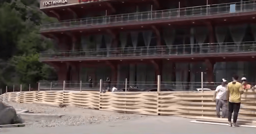 Забор у Ханагского водопада частично разобран. Стоп-кадр видео из Telegram-канала Мурада Магомедова от 05.06.25, https://t.me/muradreporter/928