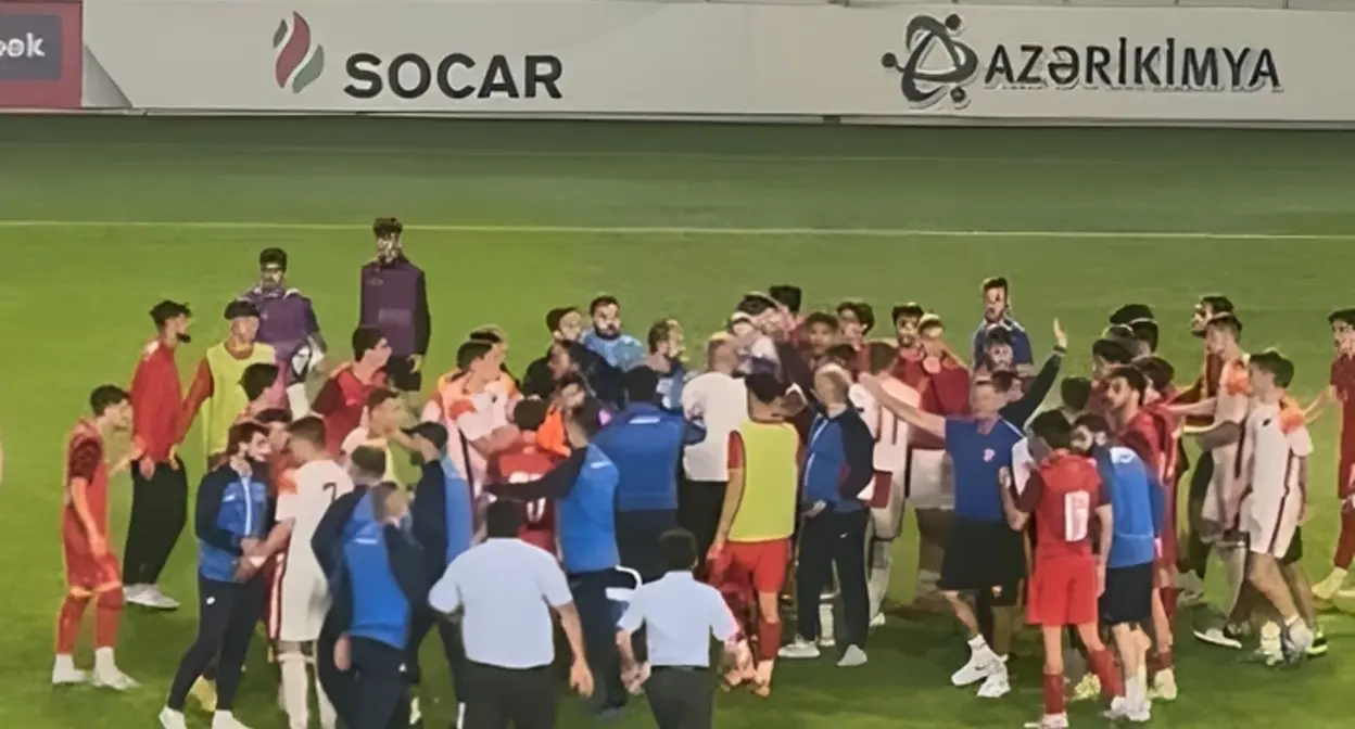 Драка на матче молодежных сборных Азербайджана и Черногории на стадионе в Сумгаите. Скриншот видео https://media.az/sports/posle-matcha-mezhdu-molodezhnymi-sbornymi-azerbajdzhana-i-chernogorii-proizoshla-massovaya-draka