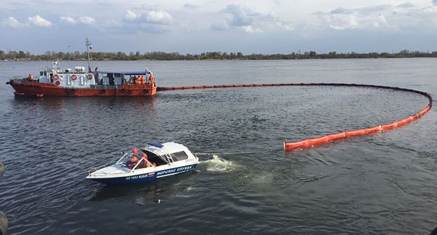 Загрязнение Волги в Астрахани. Фото: https://astrakhanpost.ru/zagryaznenie-volgi-nefteproduktami-obnaruzheno-v-trusovskom-rajone-astraxani/