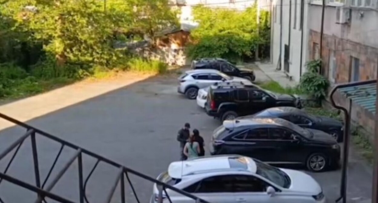 Визит силовиков к зданию суда в Сухуме во время заседания по иску журналистки Низфы Аршба (признана в России иноагентом) к СГБ Абхазии. 11 июня 2025 года. Стоп-кадр видео из телеграм-канала "D News Абхазия".