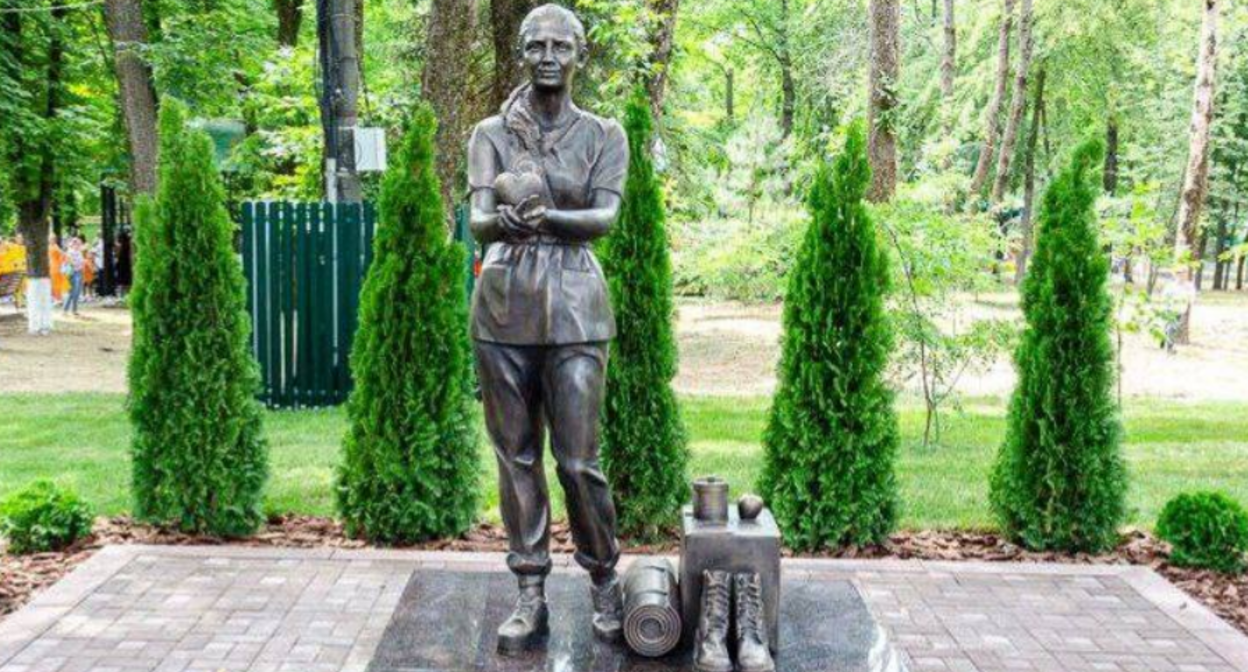 Памятник волонтерам в Ростове-на-Дону. Скриншот фото из Telegram-канала администрации города от 12.06.25, https://t.me/Rostov_Gorod_Admin/12024