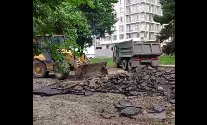 Работы в сквере Дружбы. Стоп-кадр видео из Telegram-канала "ЖурНальчик" от 14.06.25, https://t.me/journalch/1554.