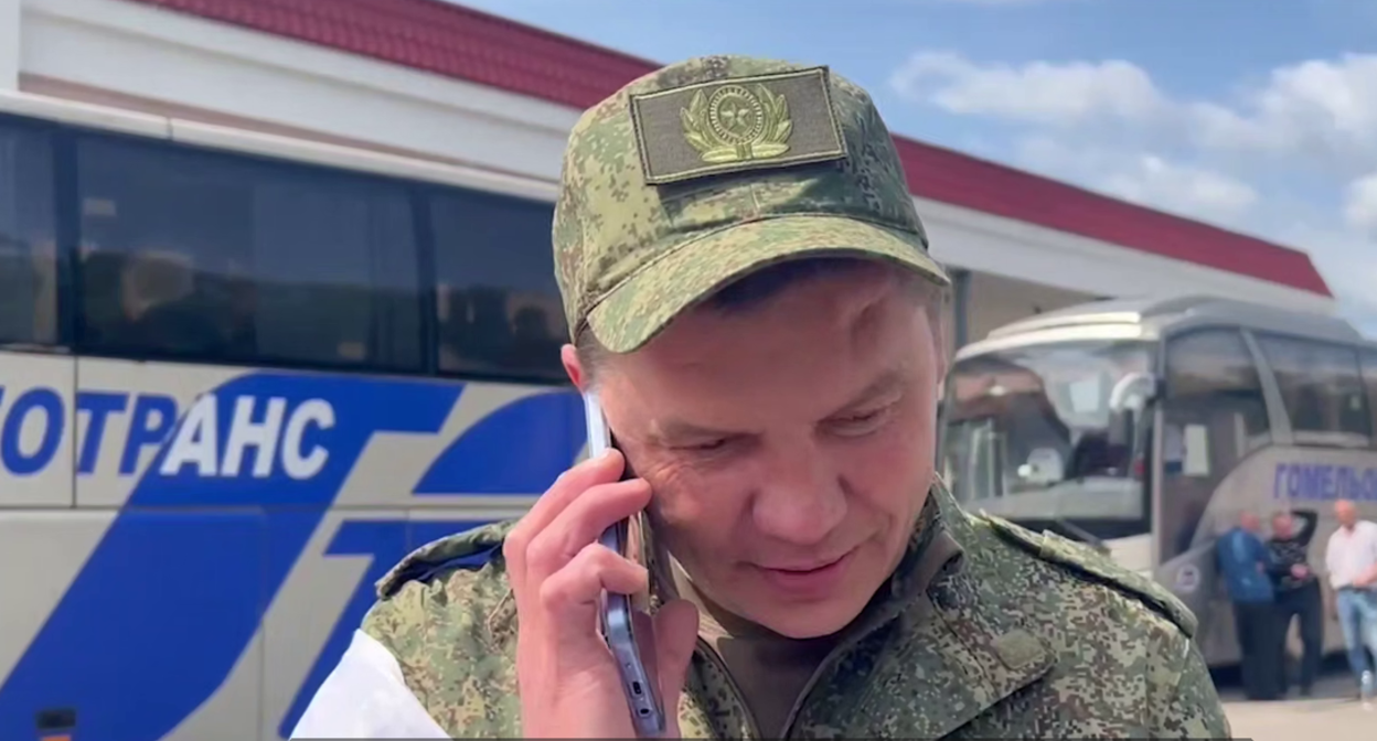 Вернувшийся из плена боец звонит родным. Стоп-кадр видео Минобороны России от 14.06.25, https://t.me/mod_russia/53761