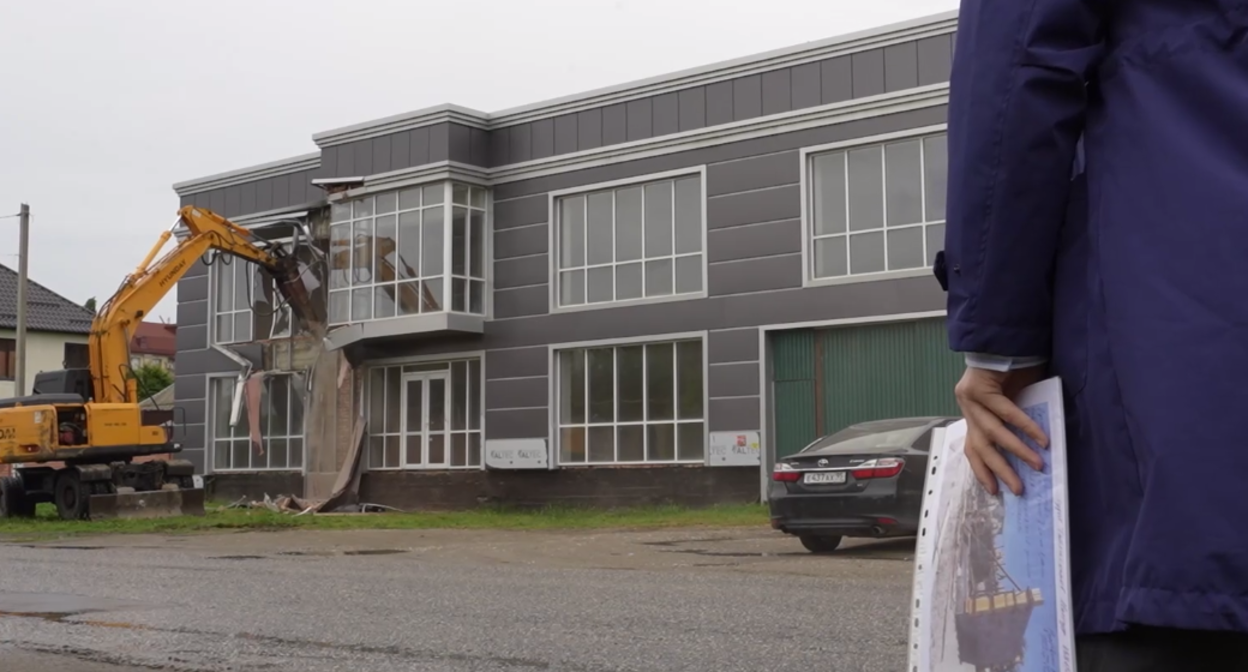 Спецтехника сносит незаконное строение в Грозном. Стоп-кадр видео из Telegram-канала мэрии Грозного от 14.06.25, https://t.me/grozmerr/4495