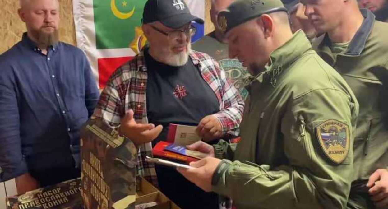 Апти Алаудинов среди представителей движения "Сорок Сороков". Скриншот фото из Telegram-канала "Кормухин"