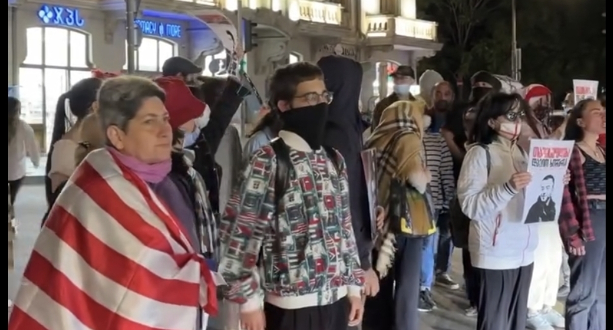 Демонстранты на площади Орбелиани в Тбилиси, 17 июня 2025 года. Кадр видео Publika / Facebook