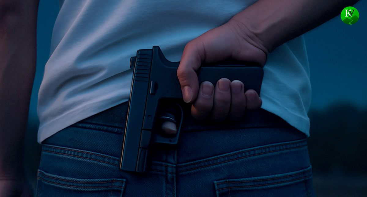 Пистолет в руке. Иллюстрация создана «Кавказским узлом» с помощью ИИ в программе Copilot