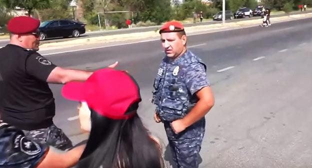 Полицейский и журналистка. Скриншот видео www.youtube.com/watch?v=LEoAV7zBDPw