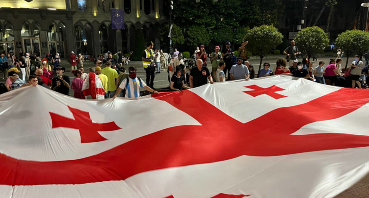 Огромный флаг Грузии в руках протестующих на проспекте Руставели. Кадр телекомпании Pirveli.