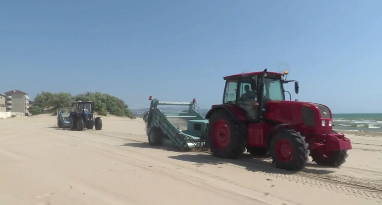 Уборка пляжа в Анапе. 20 июня 2025 г. Скриншот видео https://t.me/opershtab23/13636