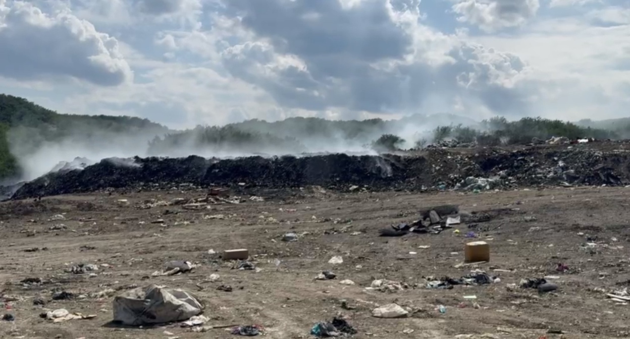 Дым над свалкой в Буйнакском районе. Кадр видео "Народного фронта Дагестана" https://t.me/onfdagestan/1980