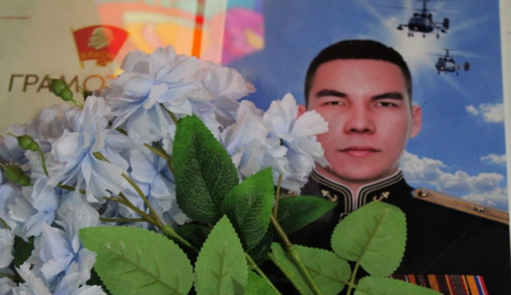 Фото с выставки в память об Артуре Куандыкове. Скриншот фото из Telegram-канала администрации Ахтубинского района от 21.06.25, https://t.me/ahtubaadm/7197