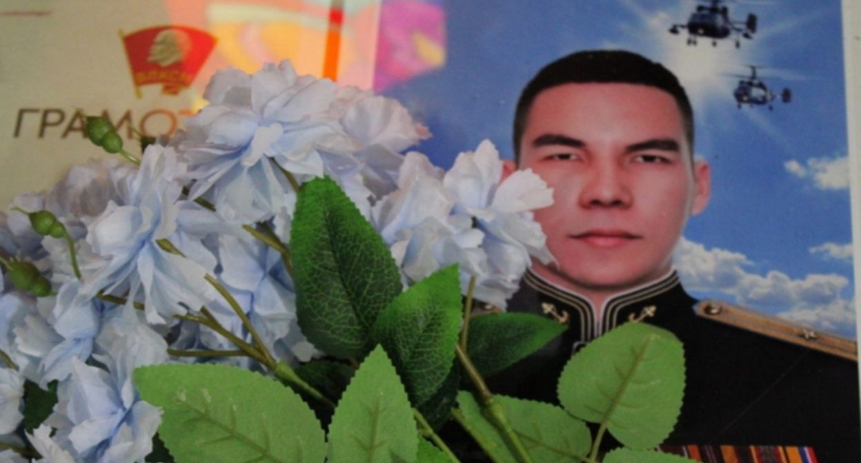 Фото с выставки в память об Артуре Куандыкове. Скриншот фото из Telegram-канала администрации Ахтубинского района от 21.06.25, https://t.me/ahtubaadm/7197