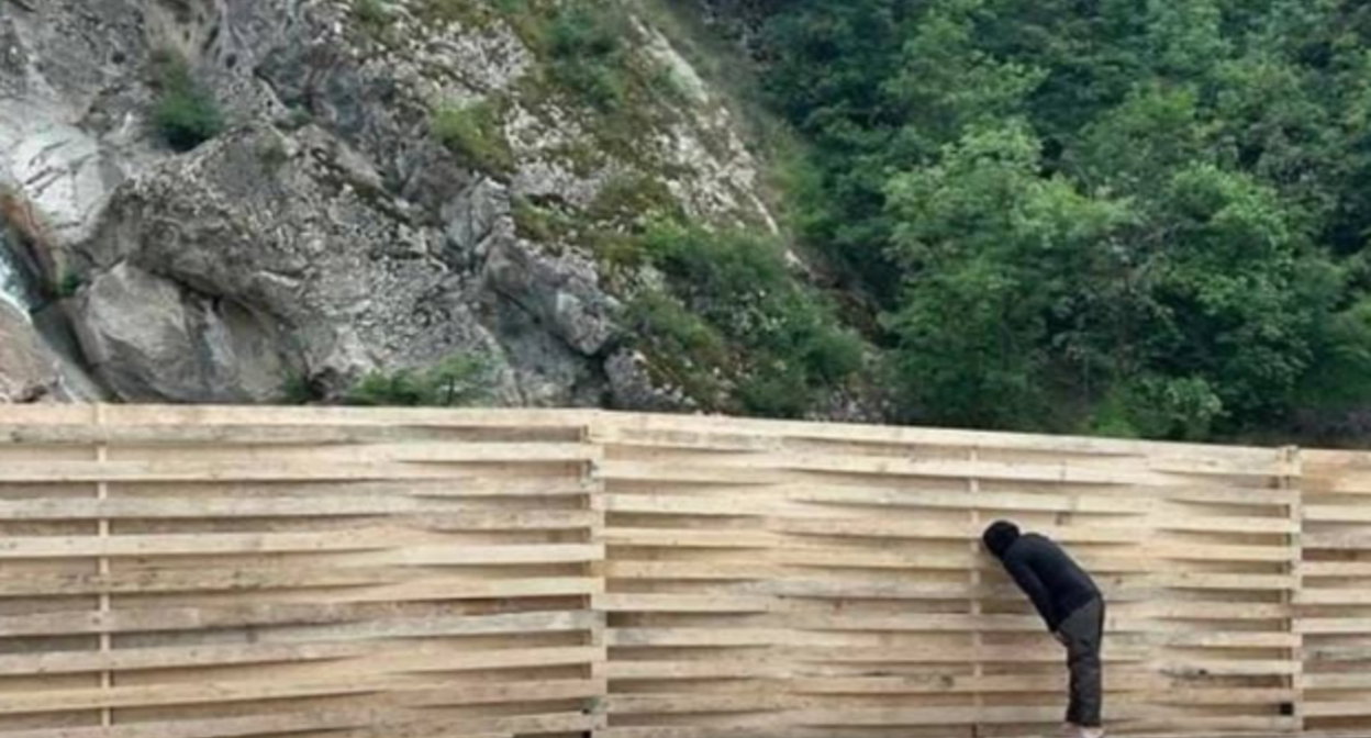 Забор у Ханагского водопада. Скриншот  https://www.instagram.com/p/DLHtpmjI5P5/ от 20.06.25 (деятельность компании Meta, владеющей соцсетью, запрещена в России).