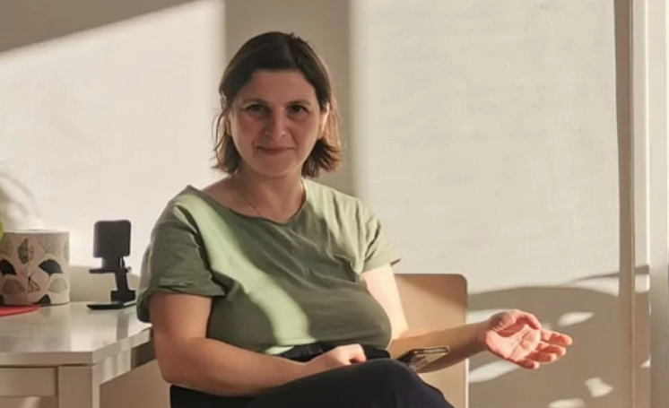 Нино Даташвили. Скриншот фото "Новости Грузия" от 21.06.25, https://www.newsgeorgia.ge/sud-v-tbilisi-zakljuchil-pod-strazhu-aktivistku-datashvili-obvinjaemuju-v-napadenii-na-pristava/