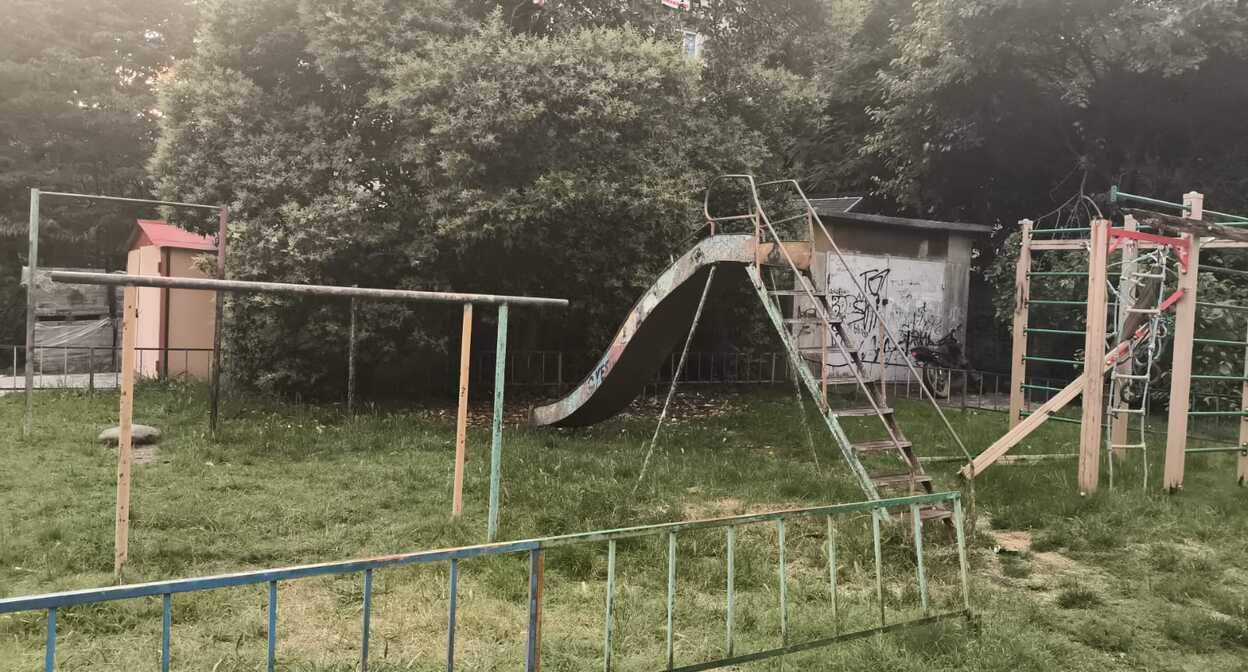 Состояние одной из детских площадок на улице Новосёлов в Сочи. Фото корреспондента "Кавказского узла"