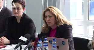 Кристина Лакербая (справа). Скриншот видео https://www.youtube.com/watch?v=2p8gCLiITh0