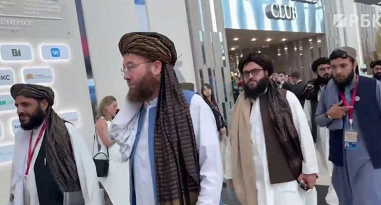 Представители движения "Талибан" на ПМЭФ 2025. Скриншот видео РБК.