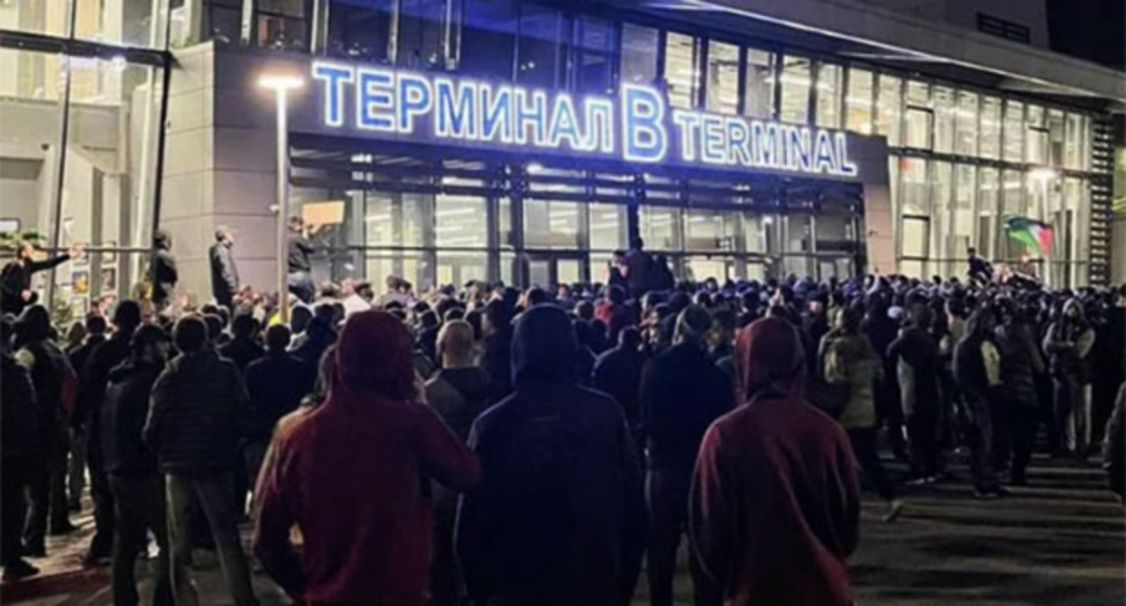 Беспорядки в Махачкале. 29 октября 2025 г. Скриншот видео https://www.instagram.com/p/DHifkNcATXF/ принадлежит компании Meta деятельность которой запрещена в России