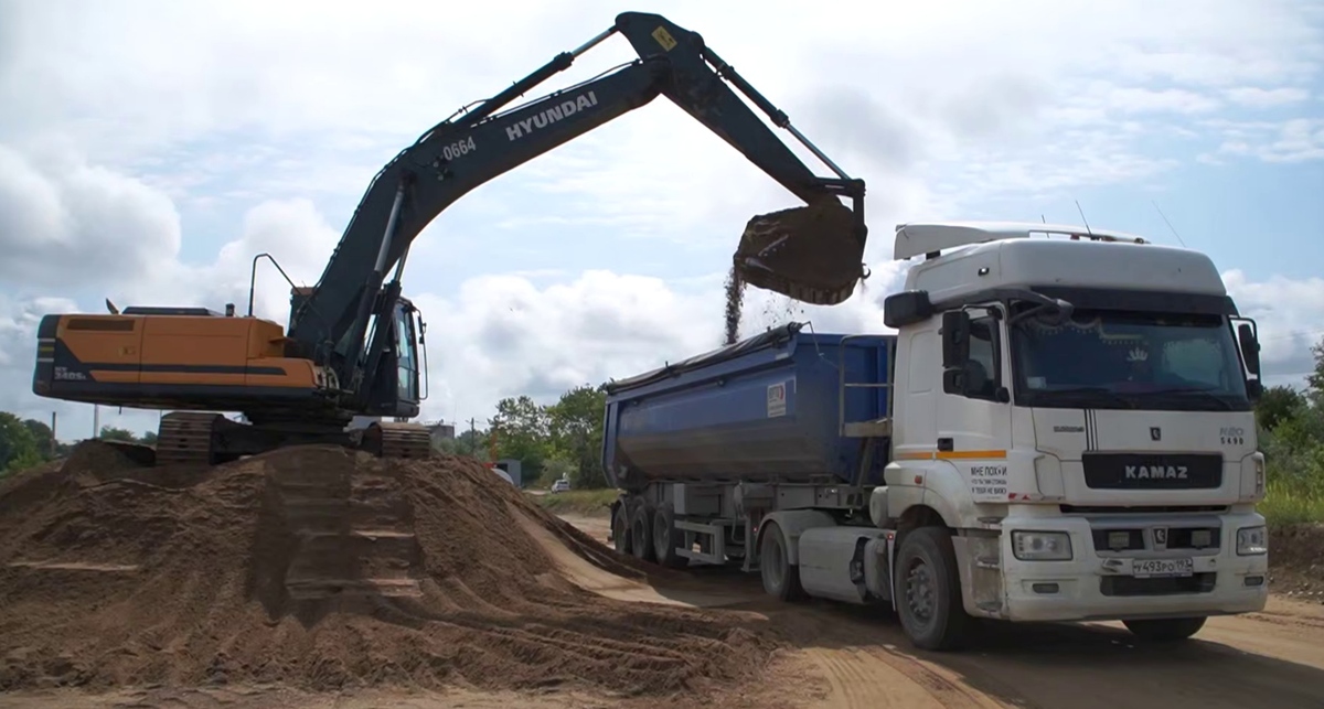 Вывоз песка с мазутом из хутора Воскресенского. Кадр видео оперштаба Кубани https://t.me/opershtab23/13664