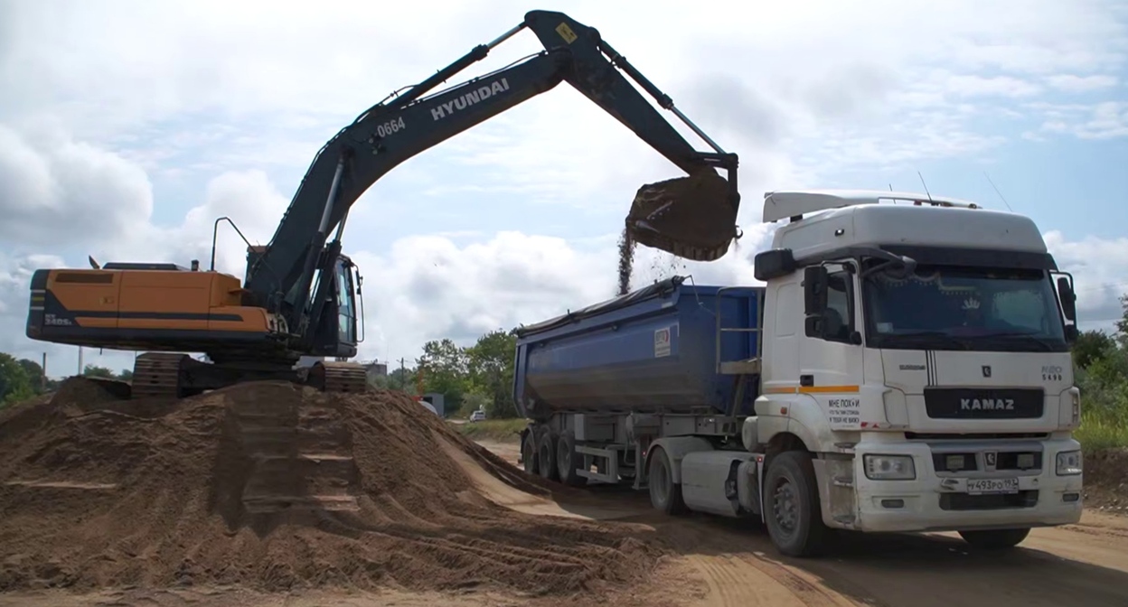 Вывоз песка с мазутом из хутора Воскресенского. Кадр видео оперштаба Кубани https://t.me/opershtab23/13664