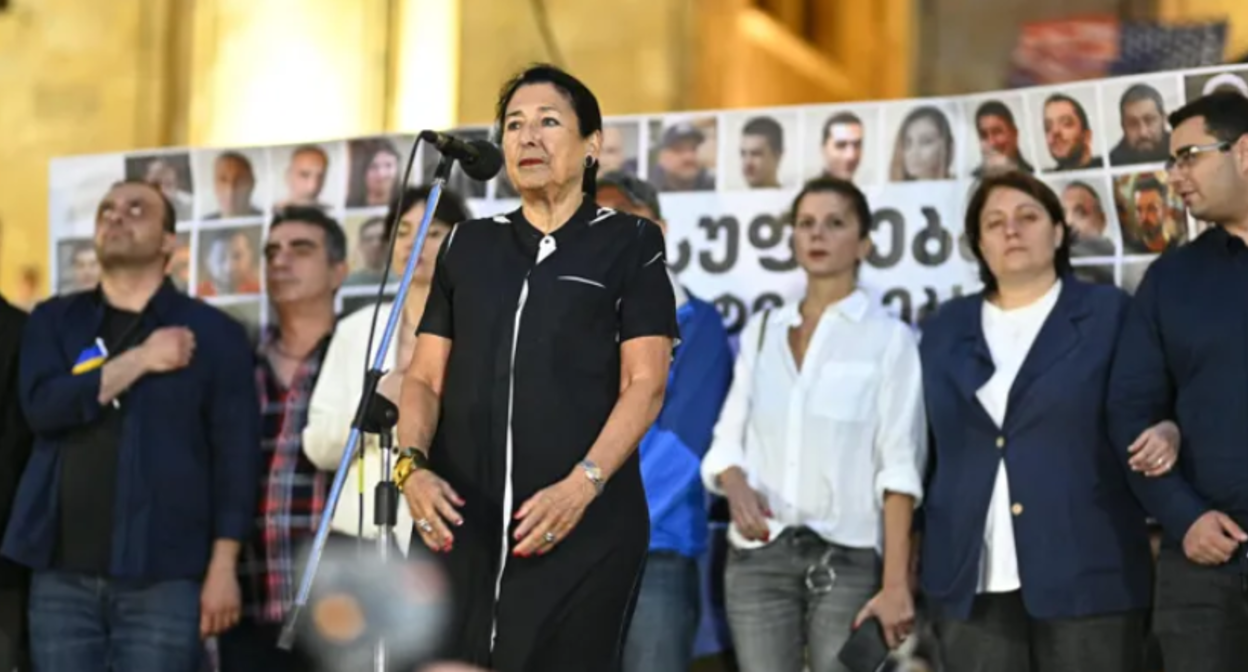 Саломе Зурабишвили у парламента Грузии. Вторая справа - Элене Хоштария. Скриншот фото "Интерпрессньюс" от 29.06.25, https://www.interpressnews.ge/ka/article/842578-salome-zurabishvili-gamarjveba-rezhimze-ar-mova-arc-archevnebshi-monacileobit-arc-shimshilobit-ertaderti-brzola-aris-ertobis-brzola-makvs-ertaderti-ambicia-rom-ertobit-kveqana-gadavarchinot