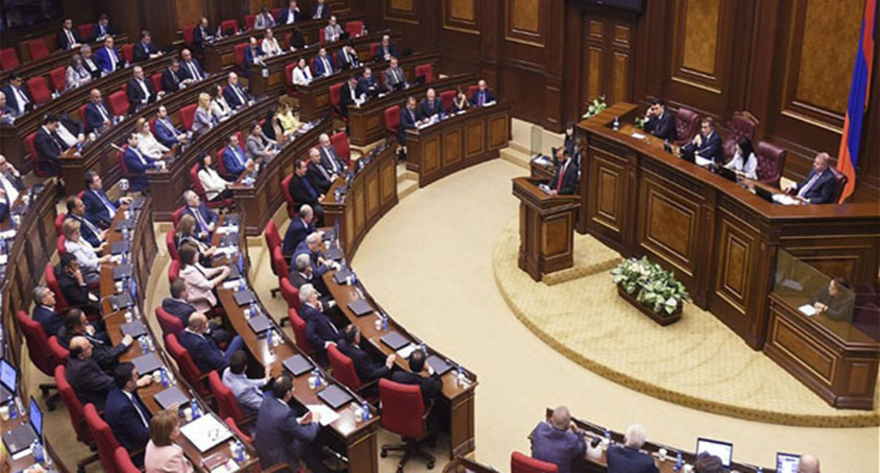 Заседание парламента Армении. Фото: Report https://report.az/ru/v-regione/parlament-armenii-prinyal-v-pervom-chtenii-proekt-o-nacionalizacii-elsetej/