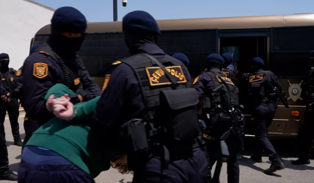 Задержание россиян в Азербайджане. Скриншот фото Caliber.Az от 01.07.25, https://caliber.az/en/post/azerbaijani-police-detain-russian-citizens-suspected-of-drug-trafficking