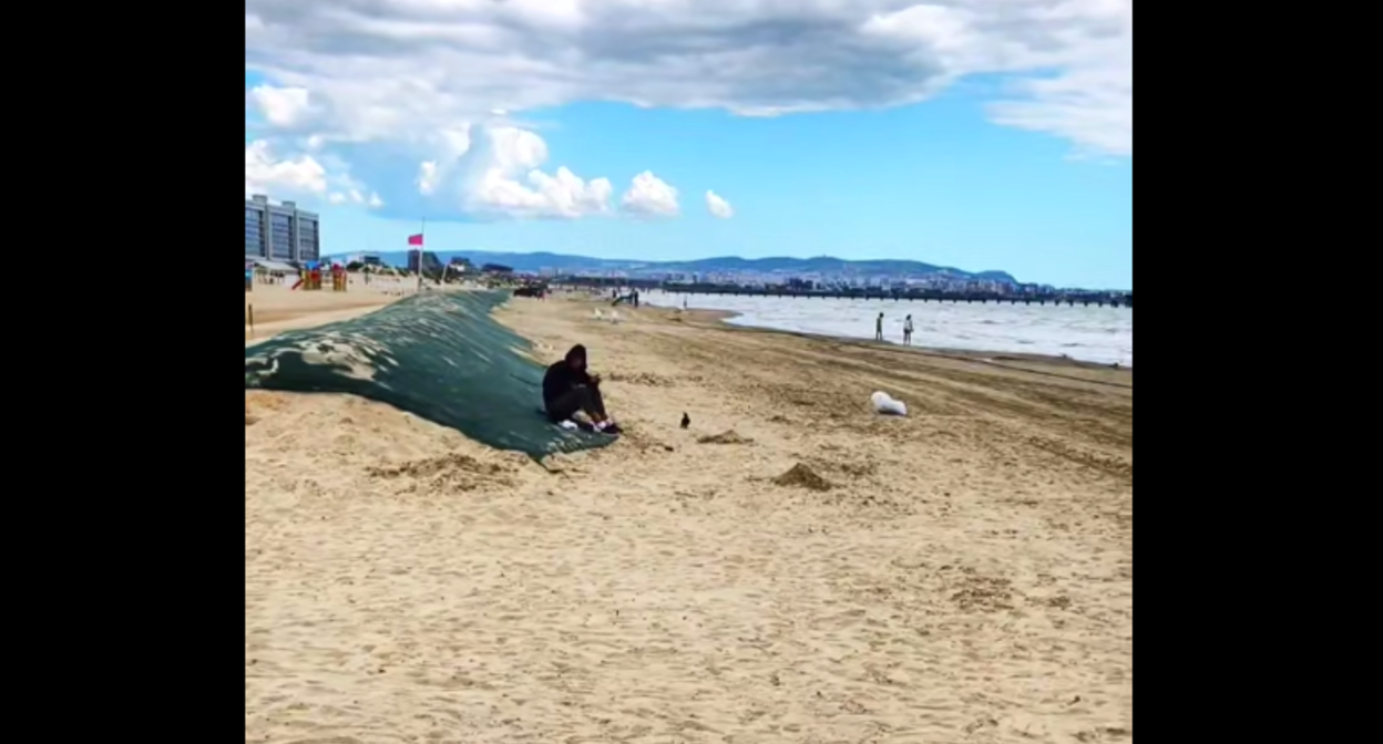 Пляж в Джемете. Стоп-кадр видео из Telegram-канала "Маковозовы" от 02.07.25, https://t.me/makovozovy/39881