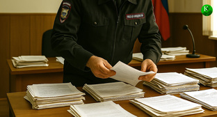 Силовик проводит обыск. Иллюстрация создана «Кавказским узлом» с помощью ИИ в программе Copilot