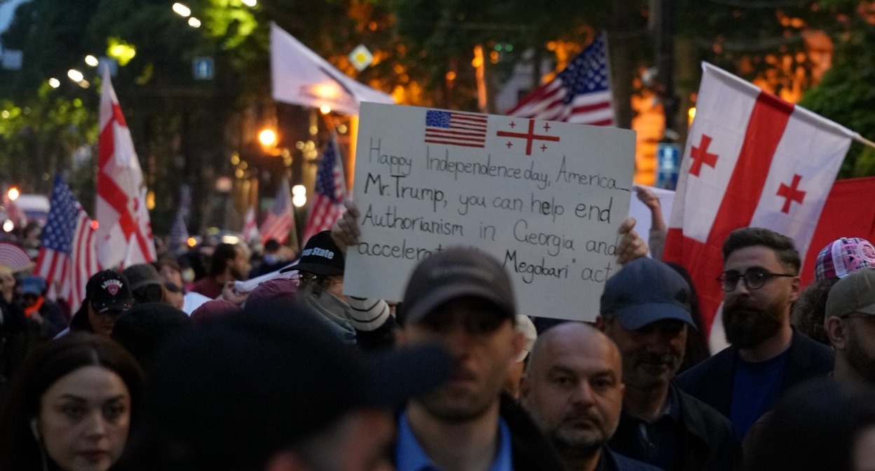 Участники марша на проспекте Руставели 4 июля. Фото: Nini Kikvadze / Publika