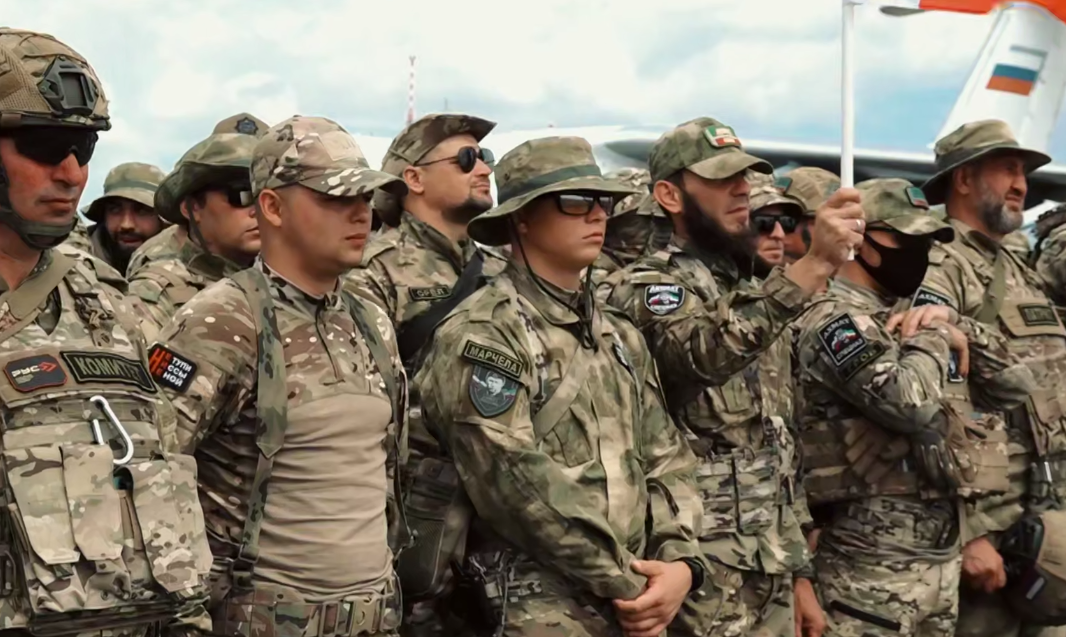 Отправка бойцов в зону военной операции. Стоп-кадр видео из Telegram-канала Рамзана Кадырова от 19.06.25, https://t.me/RKadyrov_95/5800
