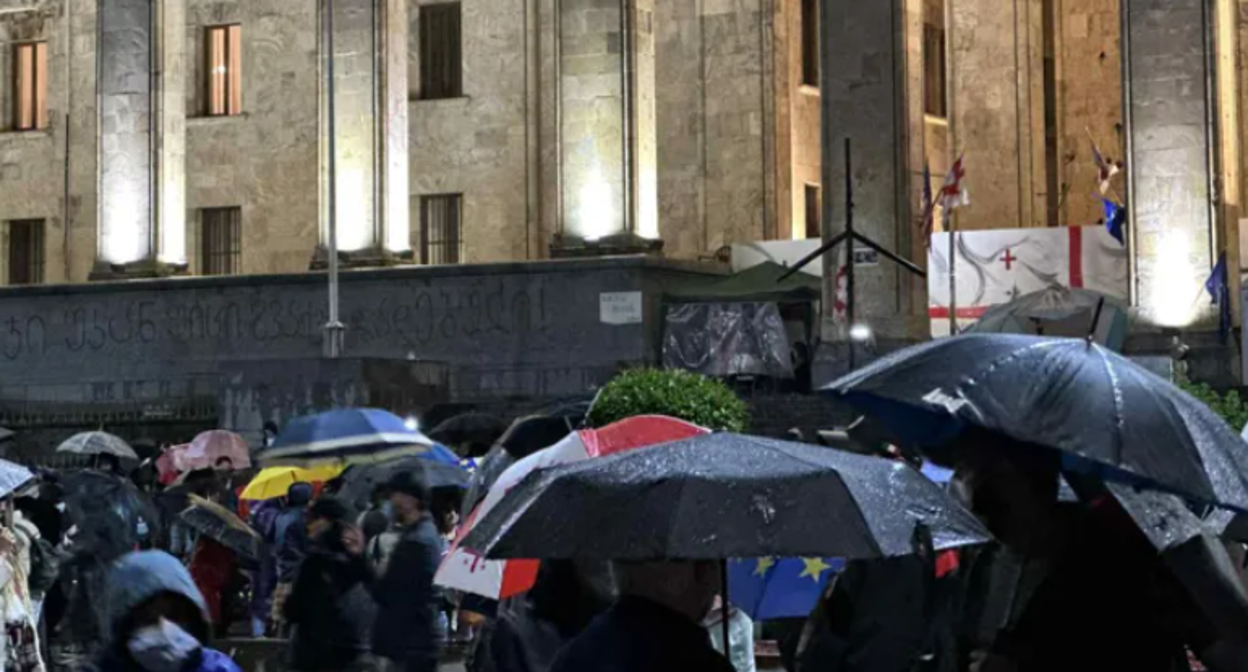 Акция протеста у здания парламента Грузии. Скриншот фото "Интерпрессньюс" от 05.07.25, https://www.interpressnews.ge/ka/article/843141-parlamenttan-saprotesto-akcia-mimdinareobs-mokalakeebma-rustavelis-gamziri-gadaketes