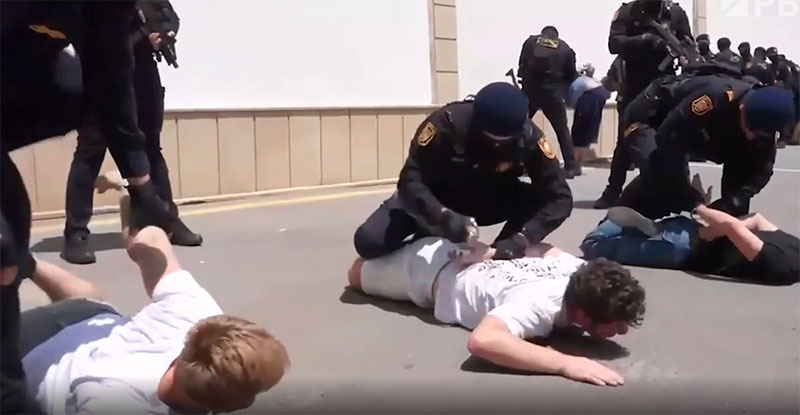 Задержанные в Азербайджане россияне. Скриншот видео МВД Азербайджана