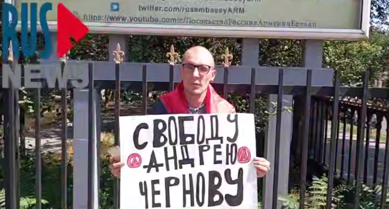 Александр Шерченков на пикете. Стоп-кадр видео RusNews от 12.07.25,  https://t.me/rusnews/72617.