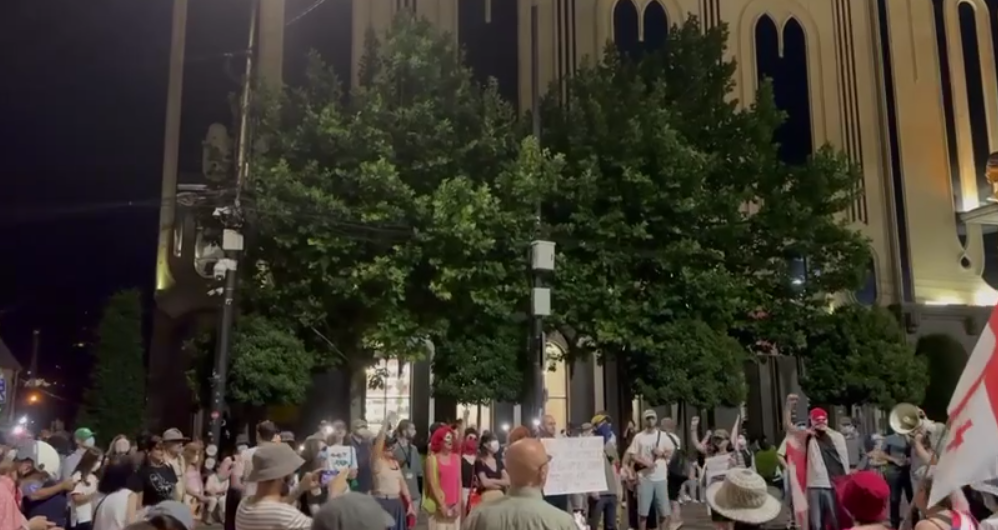 Активисты у парламента Грузии. Стоп-кадр видео Tbilisi Life от 12.07.25, https://t.me/Tbilisi_life/40768/