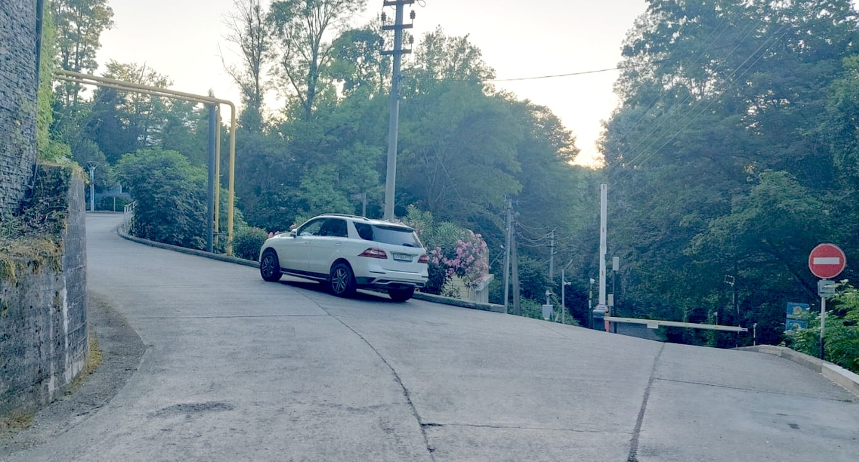 Шлагбаум в поселке Дагомыс. Фото предоставлено "Кавказскому узлу" Романом Ильиным.