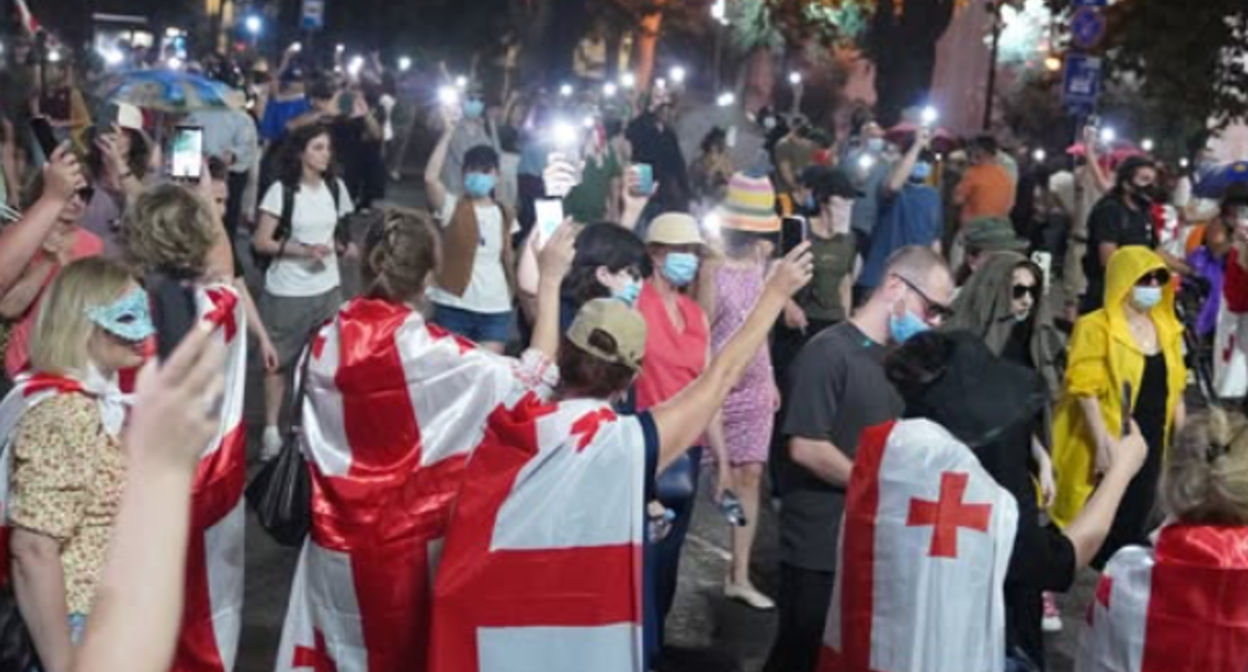 Акция протеста у парламента Грузии. Фото Publika от 16.07.25, https://www.facebook.com/photo?fbid=1498089134923965&set=a.715406393192247, (деятельность компании Meta, владеющей соцсетью, запрещена в России)