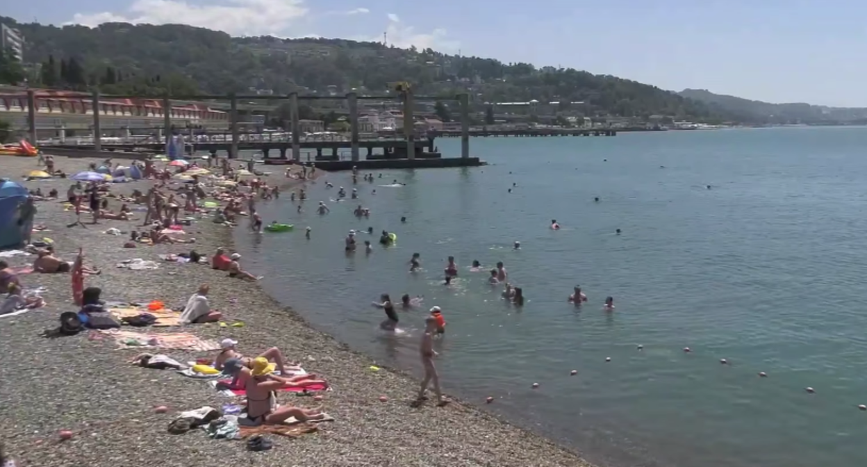 Пляж в Сочи. Скриншот фото из Telegram-канала Андрея Прошунина от 09.07.25, https://t.me/agproshunin/2136