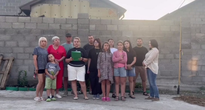 Авторы видеообращения. Кадр видео из телеграм-канала "Пятигорск Онлайн" https://t.me/ptgorsk/26089