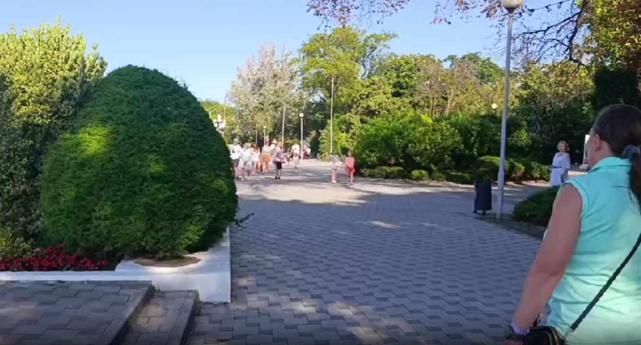 Обстановка в центре Анапы. Стоп-кадр видео издания "Вестник Атор" от 18.07.25, https://www.atorus.ru/article/anapa-bez-mazuta-i-bez-turistov-reportazh-s-foto-i-video-63124