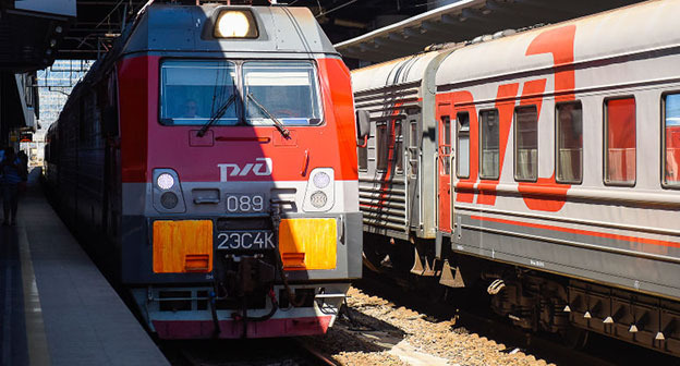 Поезд. Фото Елены Синеок, "Юга.ру"