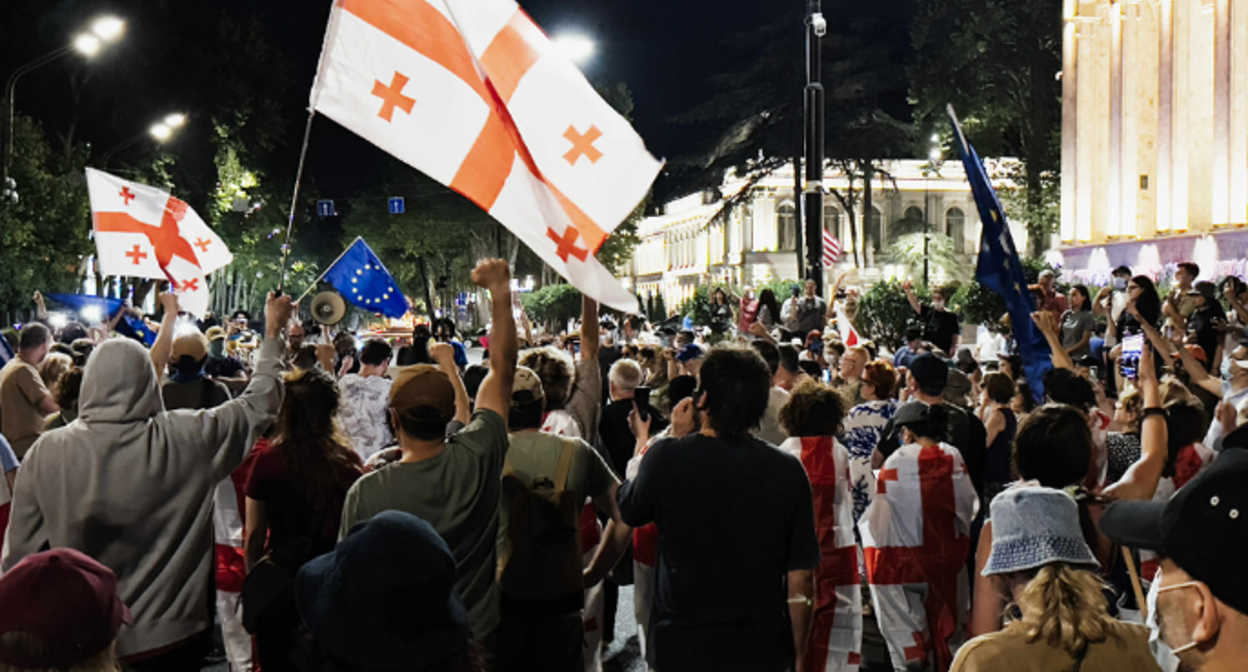 Акция протеста в Тбилиси. Скриншот фото Publika от 23.07.25, https://www.facebook.com/photo/?fbid=1504066957659516&set=a.715406393192247, (деятельность компании Meta, владеющей соцсетью, запрещена в России)