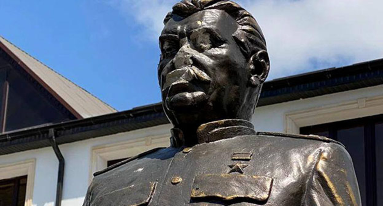 Памятник Сталину поврежден в Цхинвале. Фото: t.me/sapa_tskhinval/2697?single