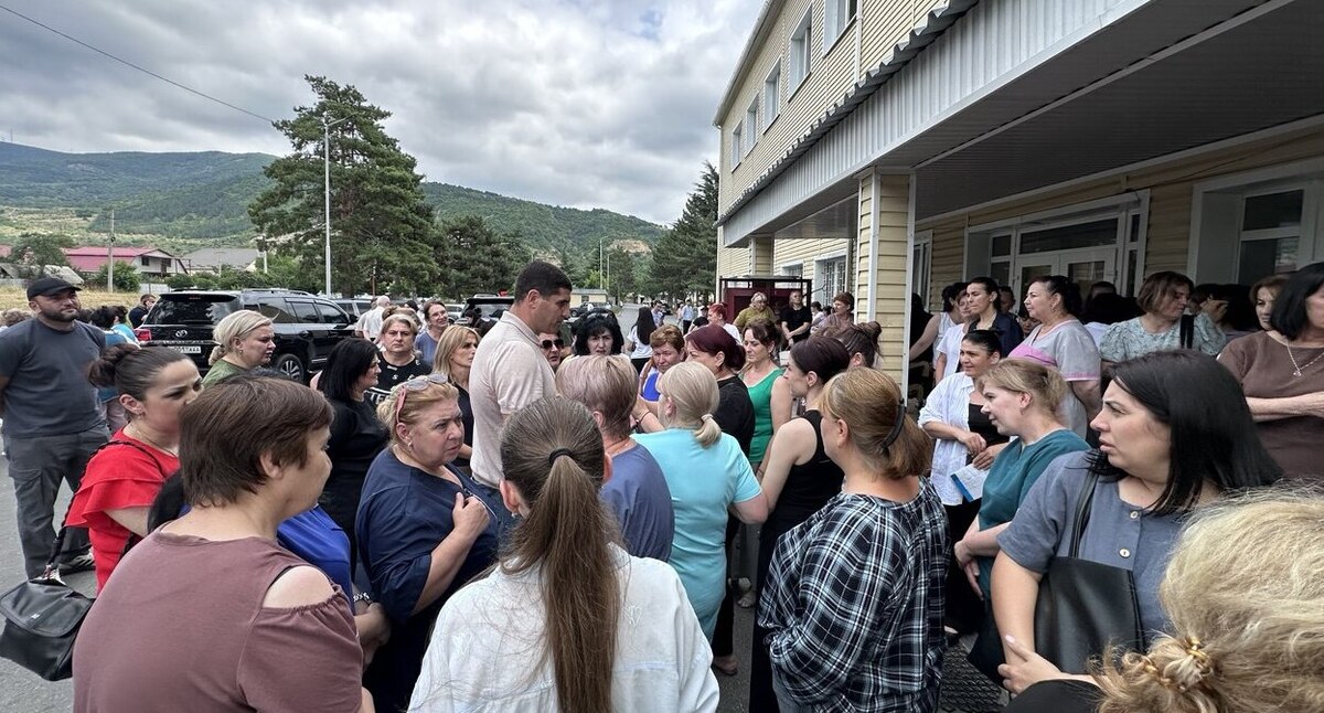 Протестующие медсестры во дворе РММЦ. Фото корреспондента "Кавказского узла". 