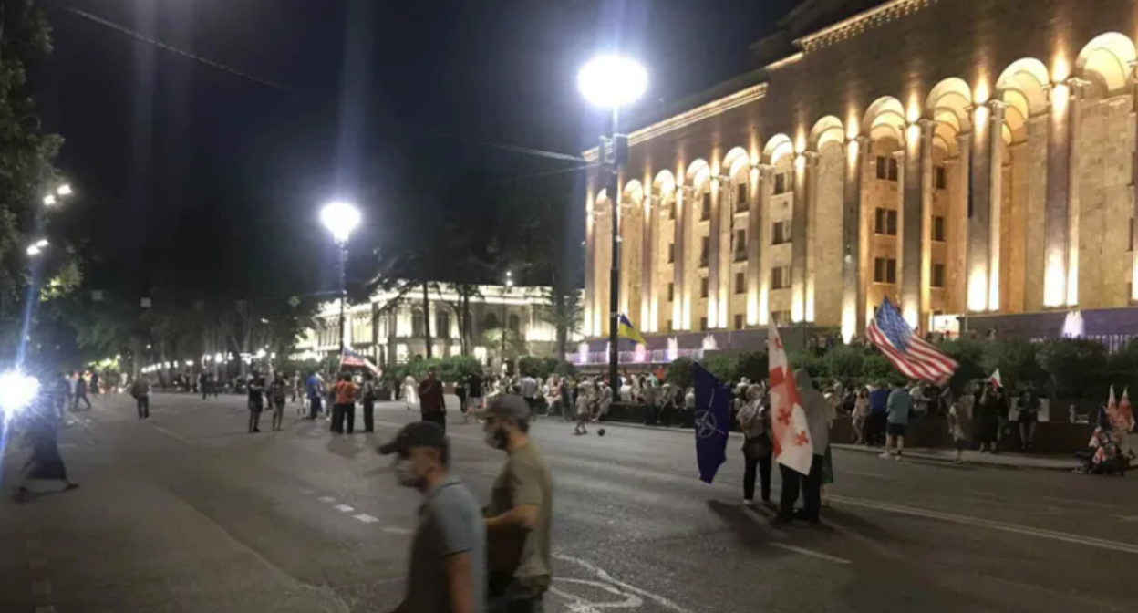 Протестующие у парламента Грузии. Скриншот фото "Интерпрессньюс" от 26.07.25, https://www.interpressnews.ge/ka/article/844833-parlamenttan-saprotesto-akcia-ganaxlda-mokalakeebma-rustavelis-gamziri-gadaketes
