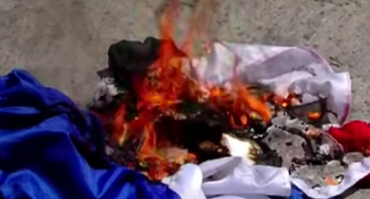 Флаг России сожгли в Грузии. Стоп-кадр видео телекомпании "Пирвели" от 27.07.25, https://www.youtube.com/watch?v=gwB1cRuEWBk&t=325s