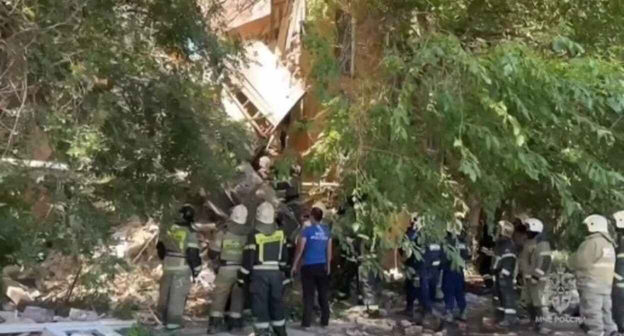 Обрушение подъезда дома в Астрахани. 28 июля 2025 г. Скриншот видео ГУ МЧС России по Астраханской области