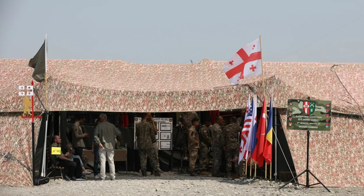 Военнослужащие грузинской армии проводят инструктаж для военнослужащих США и стран-партнеров на учебном полигоне Крцаниси, 28 июля 2025 года. Фото: сержант Кэмерон Бойд, пресс-служба Национальной гвардия армии США. 
