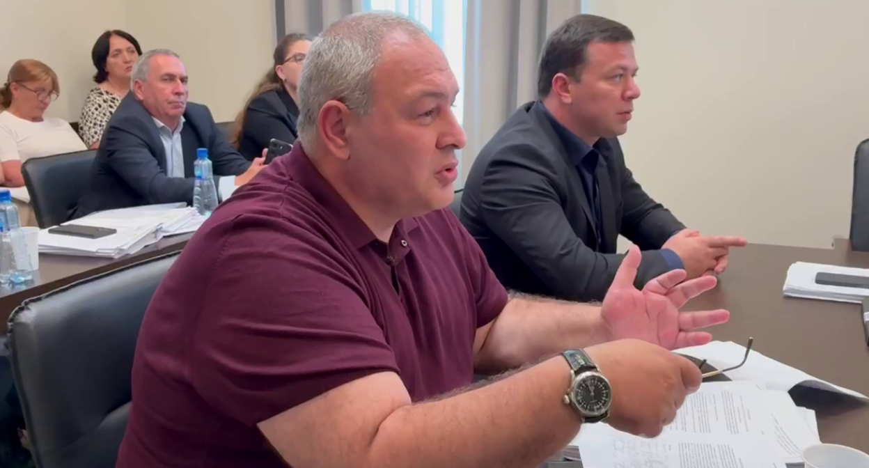 Кан Кварчия в парламенте Абхазии. Стоп-кадр видео "Нужной газеты" от 30.07.25, https://t.me/nujnaiagazeta/15312

